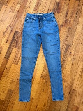 NEW WITH TAGS High Rise Levi Skinny Jeans Size 28